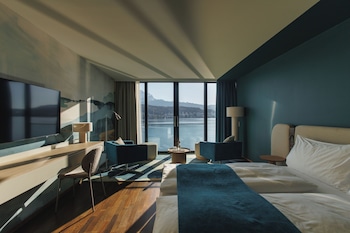 Lake View Deluxe Room