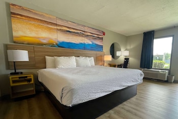 Standard Room, 1 King Bed, Non Smoking (Ground Floor)
