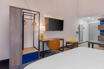 Suite, 1 King Bed with Sofa Bed, Balcony