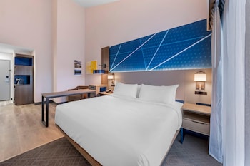 Standard Room, 1 King Bed, Balcony