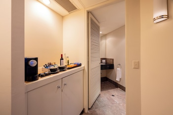 Junior Suite, 1 King Bed, City View