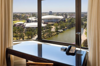 Classic Room, 1 King Bed, Club Lounge Access, River View (Panoramic River View)