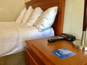 Standard Room, 1 Queen Bed