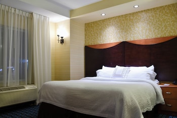 Room, 1 King Bed, Hearing Accessible (Roll-in Shower)