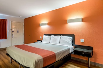Standard Room, 1 King Bed, Roll-in Shower, Non Smoking