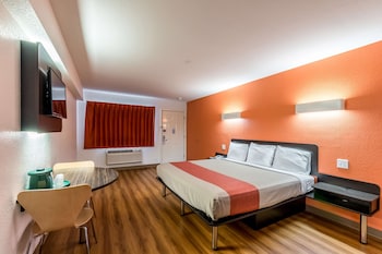 Standard Room, 1 King Bed, Roll-in Shower, Non Smoking