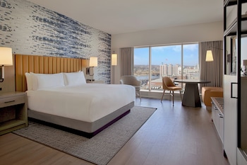 Room, 1 King Bed, Accessible, City View (Hearing)