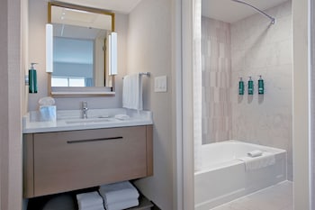 Room, 1 King Bed, Accessible, Bathtub (Mobility)
