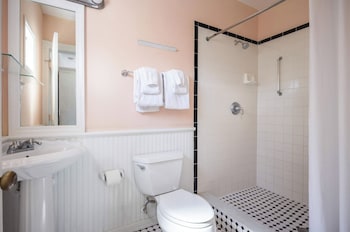 The Curry Poolside Suite | Second Floor King
