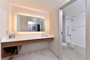 Suite, 2 Queen Beds (Living Area)