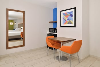 Suite, 2 Queen Beds (Living Area)