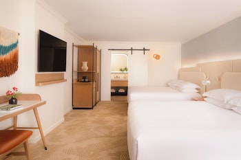 Room, 2 King Beds, Courtyard View