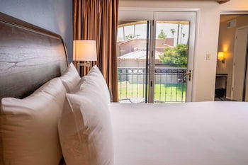 Villa, 1 King Bed, Pool View (Valley Two story)