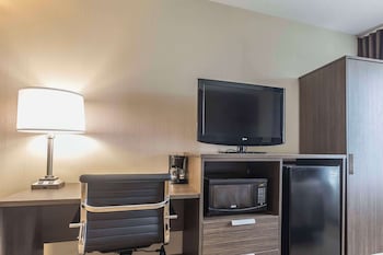 Deluxe Room with 2 Queen Beds, Upper Floor