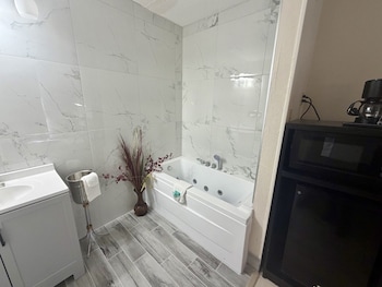 Deluxe Suite, 1 King Bed, Non Smoking, Hot Tub