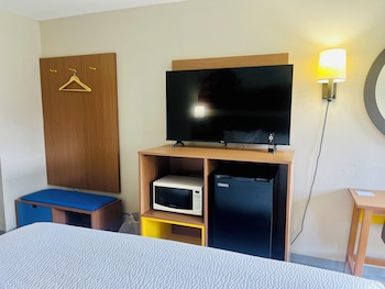 Room, 1 King Bed, Non Smoking (Pet-Friendly)