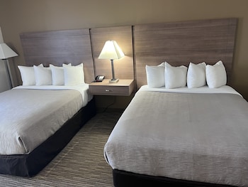 2  Queen Beds with Balcony