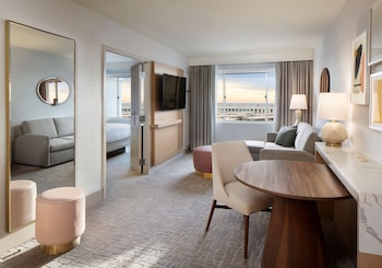 Suite, 2 Queen Beds, City View