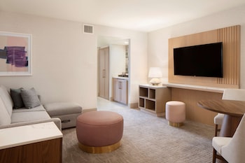 Suite, 1 King Bed, Balcony, City View