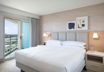 Suite, 1 King Bed, Balcony, City View