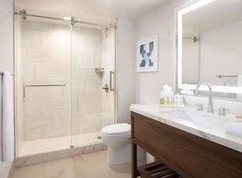 Suite, 1 King Bed, Accessible, Balcony (Hearing)