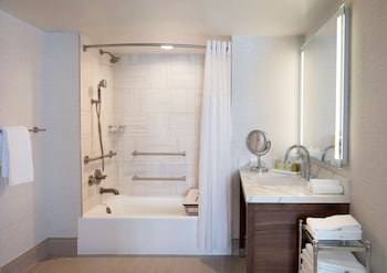 Suite, 1 King Bed, Accessible (Bathtub)