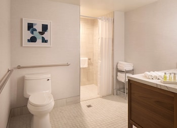 Room, 2 Queen Beds, Accessible (Roll-In Shower)