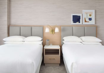 Suite, 2 Queen Beds, City View