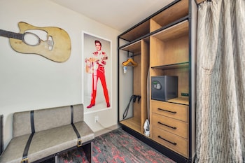 Standard Room, 1 King Bed, Non Smoking, Refrigerator & Microwave (with Sofabed)