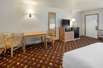 Standard Room, 1 King Bed, Non Smoking, Refrigerator & Microwave (Walk-in Shower)
