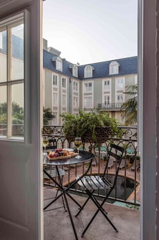 Standard Room, 1 King Bed (Petite King with Courtyard Balcony)