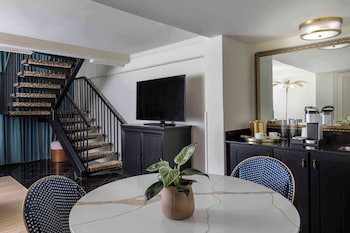 Suite, 1 King Bed with Sofa bed, Balcony (Loft Suite King with Large Balcony)