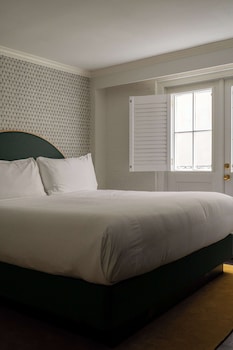 Standard Room, 1 King Bed (Petite King with Courtyard Balcony)
