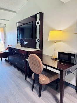 Standard Room, 1 King Bed, Accessible, Smoking (1st Floor)