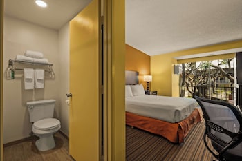 Standard Room, 1 King Bed, Refrigerator & Microwave, Courtyard View (Stair Access Only)