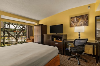 Standard Room, 1 King Bed, Refrigerator & Microwave, Courtyard View (Stair Access Only)