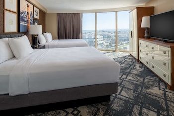 Suite, 2 Queen Beds, Corner