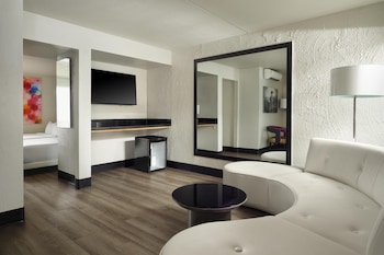 Suite, 2 Queen Beds, Non Smoking (Living Room)