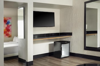 Suite, 2 Queen Beds, Non Smoking (Living Room)