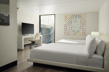 Deluxe Room, 2 Queen Beds, Non Smoking, Pool View