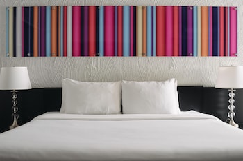 Suite, 1 King Bed, Non Smoking (Living Room)