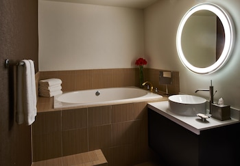 Studio Suite, 1 King Bed (Spa)