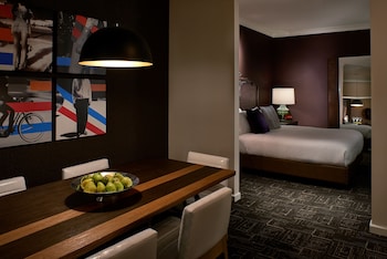 Suite, Accessible Bathtub (Reserve, Mobility)