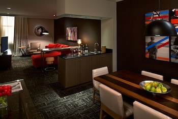 Suite, Accessible Bathtub (Reserve, Mobility)
