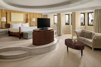 Royal Suite, 1 King Bed, Jetted Tub (Club Floor)