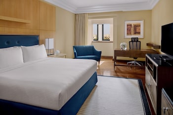 Classic Room, 1 King Bed, Smoking (Club Floor)
