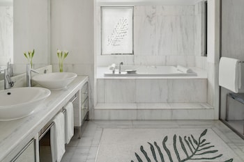 Royal Suite, 1 King Bed, Jetted Tub (Club Floor)