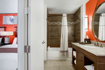 Room, 1 King Bed, Accessible, Bathtub (Mobility & Hearing)