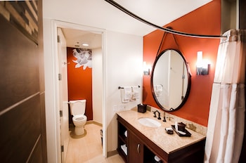 Deluxe Suite, 1 King Bed, Accessible, Bathtub (Mobility & Hearing)