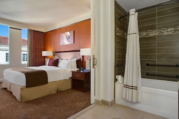 Deluxe Suite, 1 King Bed, Accessible, Bathtub (Mobility & Hearing)